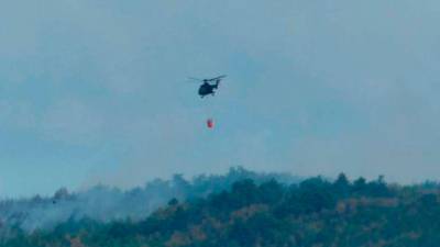Požar na območju Cerja so gasili tudi s helikopterjem (BUMBACA)