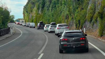 Tako kot včeraj popoldne je tudi danes Obalna cesta močno obremenjena