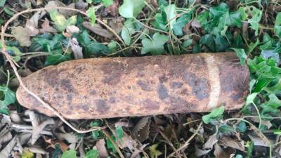 Moški je na polju našel 75-milimetrski topniški izstrelek iz prve svetovne vojne (POLICIJA)