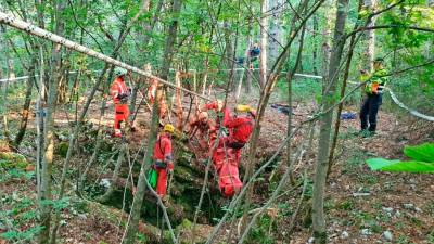 Nesrečnega migranta so jamarski reševalci potegnili iz brezna štiri ure po padcu (MAKS MERELA/JRS/PRIMORSKE NOVICE)