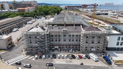 Postajo obdajajo ogrodja, poslopje bodo javnosti začeli odpirati prihodnje leto