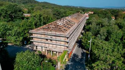 Ob bivši vojašnici pri Banih so postavili gradbene odre (FOTODAMJ@N)