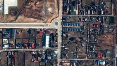 Satelitski posnetki ulic v mestu Buča iz sredine marca domnevno prikazujejo več trupel civilistov (ANSA)
