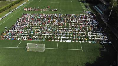 Na nogometnem igrišču je danes zjutraj molilo več kot 1000 muslimanov