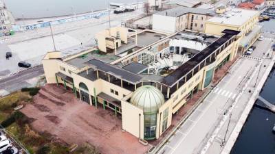 Steklena streha terapevtskega bazena se je udrla leta 2019, leta 2023 so objekt porušili