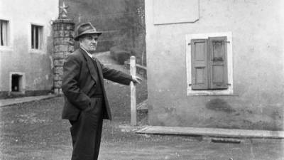 Franc Kavs na trgu v Kobaridu, kjer je hotel ubiti Benita Mussolinija (EDI ŠELHAUS-MNZS)