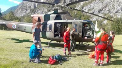 Nemška pohodnika (levo) je v dolino Trente s helikopterjem prepeljala reševalna posadka s pripadniki GRS Bovec na krovu (GRS BOVEC)