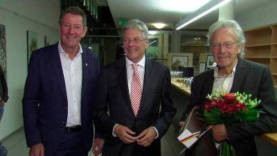 Handke v domovini z deželnim glavarjem Kaiserjem in županom občine Grebinj Müllerjem (ORF)