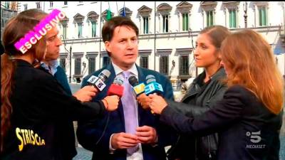 Andro Merkù v vlogi predsednika italijanske vlade Giuseppeja Conteja (FACEBOOK)