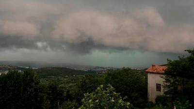Civilna zaščita iz FJK in Arso od jutrišnjega dopoldneva opozarjata na možnost močnejših neviht (ARHIV)