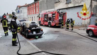 Gasilci so ogenj pogasili, preden je zajel ves avtomobil (GASILCI)