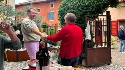 Žrtvi poplav Quirin Kuhnert in Guerrina Skocaj med nedavnim praznikom, ki so ga sosedje priredili na dvorišču pred njunim domom (CHIARA PANZERA)