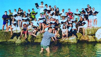 APZ 100 Koledniki sestavljajo nekdanji pevci akademskega zbora Tone Tomšič, ki so bil dejavni v obdobju 1992-2002 (APZ TT)