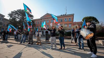 Protestniki so se zbrali pred goriško prefekturo (TIBALDI)