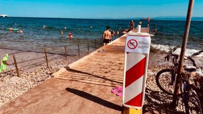Opozorila so namestili tudi ob morju (RADIO KOPER/FACEBOOK)