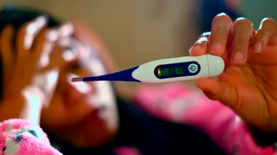 Za gripo je značilna povišana temperatura (ARHIV)