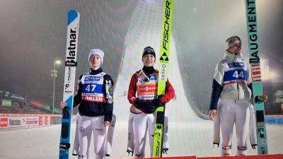 Nika Prevc (prva z leve) se je uvrstila na 2. mesto (BRATJE IN NIKA PREVC FANCLUB/FACEBOOK)