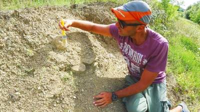 Andrea Baucon med raziskovanjem v Brdih (OSEBNI ARHIV)