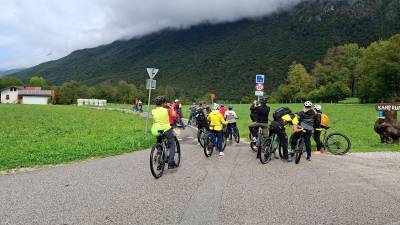 Včeraj so uradno odprli okoli pet kilometrov dolg odsek kolesarske povezave med Starim selom in Kobaridom, vzpostavljene v okviru projekta AdrionCycleTour (POSOŠKI RAZVOJNI CENTER/FACEBOOK)