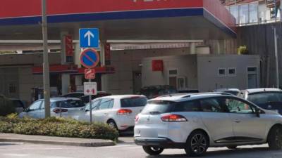 Vsaj do 15. decembra bodo v Sloveniji v veljavi regulirane cene pogonskih goriv, fotografija je simbolična (ARHIV)