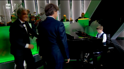Mali Evan na klavirju, ob njem voditelj oddaje Massimo Gilletti in Alberto Angela (RAI 1)