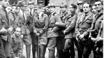 Gabriele D’Annunzio (v sredini) s svojimi legionarji na zasedeni Reki