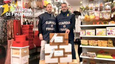 Finančni policisti so zasegli 10.000 pustnih artiklov, ki niso bili skladni z varnostnimi predpisi (FINANČNA POLICIJA)