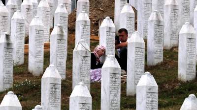 V memorialu Potočari blizu Srebrenice je pokopana velika večina od več kot 8000 žrtev genocida