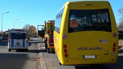Eden od petih zaseženih šolskih avtobusov podjetja Tundo v Codroipu ima med drugim slovenski napis (IL FRIULI)