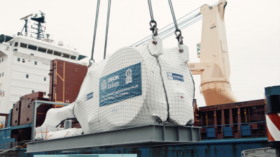 Orjaški ventil so na ladjo natovorili s 450-tonskim žerjavom, edinim na Jadranu s tolikšno zmogljivostjo