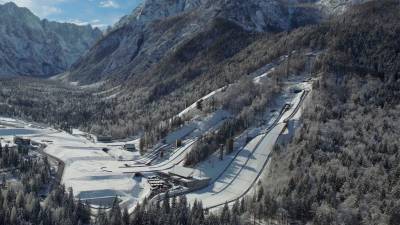 V Planici se bo 2500 športnikov in spremljevalcev iz več kot 60 držav potegovalo za 24 kompletov odličij (PLANICA2023.SI)