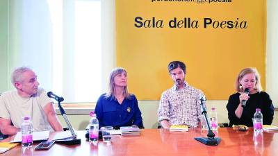 Svoje pesmi sta prebrala Miljana Cunta in Jure Jakob (v sredini), antologijo sta uredila Ana Geršak in Francesco Tomada