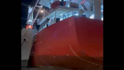 Turška tovorna ladja (desno) je trčila v Titov Galeb, privezan v reškem pristanišču (ZAJEM ZASLONA MONTENEGRO NEWS/RADIO KORZO/FACEBOOK)