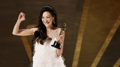 Michelle Yeoh je za vlogo lastnice pralnice v filmu Vse povsod naenkrat leta 2023 kot prva azijska igralka prejela oskarja za glavno vlogo (ANSA)