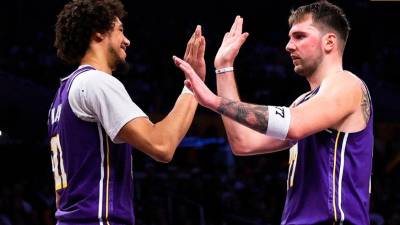 Luka Dončić (desno) s soigralcem po tekmi (LOS ANGELES LAKERS/FACEBOOK)