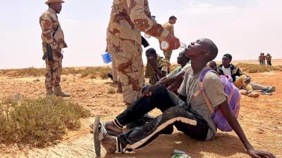 Izčrpani migranti med Libijo in Tunizijo