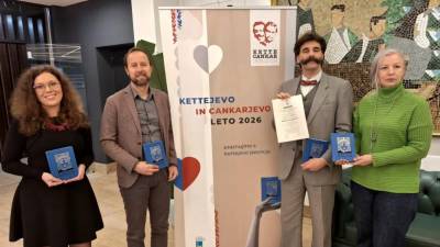 Aneja Rože Kravanja (Strokovna sodelavka občine), župan Ilirske Bistrice Gregor Kovačič, Ivan Cankar alias Damjan Debevec in Helena Primc (MAJA PERTIČ GOMBAČ/PRIMORSKE NOVICE)