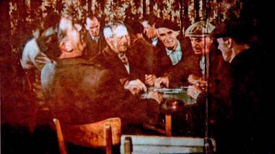 Križani, ki igrajo na karte v Ljudskem domu