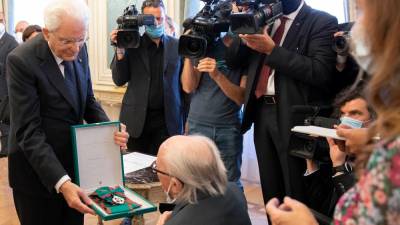 Predsednik Sergio Mattarella je izročil Borisu Pahorju odlikovanje na prefetkuri v Trstu (KVIRINAL)