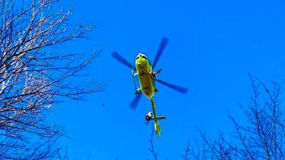 Ponesrečenko so potegnili na helikopter in jo prepeljali do reševalnega vozila (CNSAS FVG)