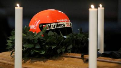 Soproga Birgit je na krsto položila Laudovo tekmovalno čelado (AP)