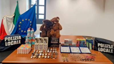 Del zaseženih izdelkov in igrač (LOKALNA POLICIJA)