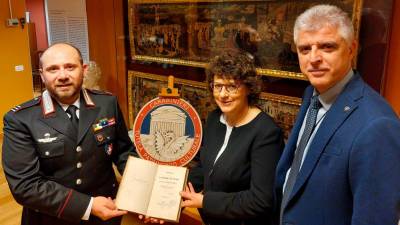 Dragoceno antikvarno knjigo so karabinjerji enote za varovanje kulturne dediščine iz Vidma vrnili vodstvu tržaške knjižnice Hortis (KARABINJERJI)