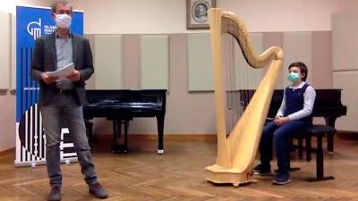 Ravnatelj Bogdan Kralj in nagrajeni harfist Filippo Craglietto (GLASBENA MATICA)