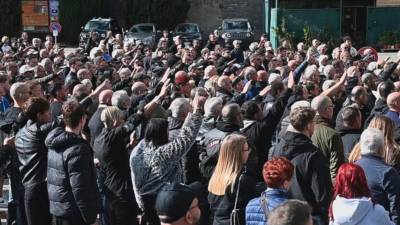 V nedeljo so se pred Mussolinijevo kripto v Predappiu vrnili fašistični pozdravi (ANSA)