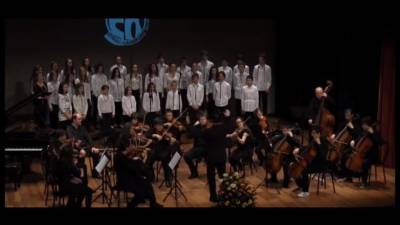 Na posnetku nastopajo zbori centra Komel in orkester