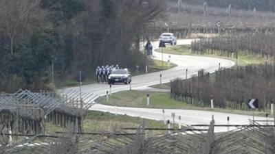 Voznik se je nevarno približal kolesarjem in dvakrat ustrelil s pištolo v zrak