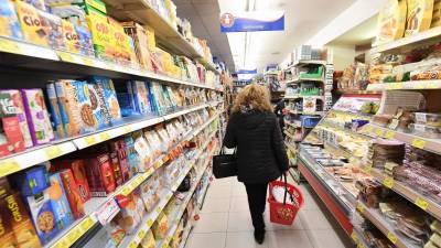 Draginja pritiska na vsakdan ljudi, kar je občutiti zlasti med nakupovanjem živil(ANSA)