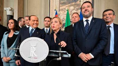 Giorgia Meloni, ob njej Silvio Berlusconi (levo) in Matteo Salvini (ANSA)