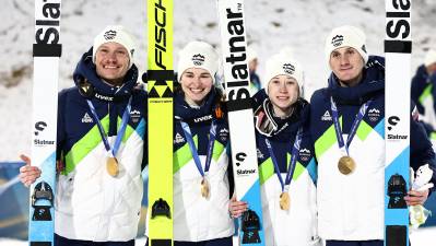 Domen in Nika Prevc (prvi in druga z desne) sta prva brat in sestra, ki sta na isti tekmi postala olimpijska prvaka